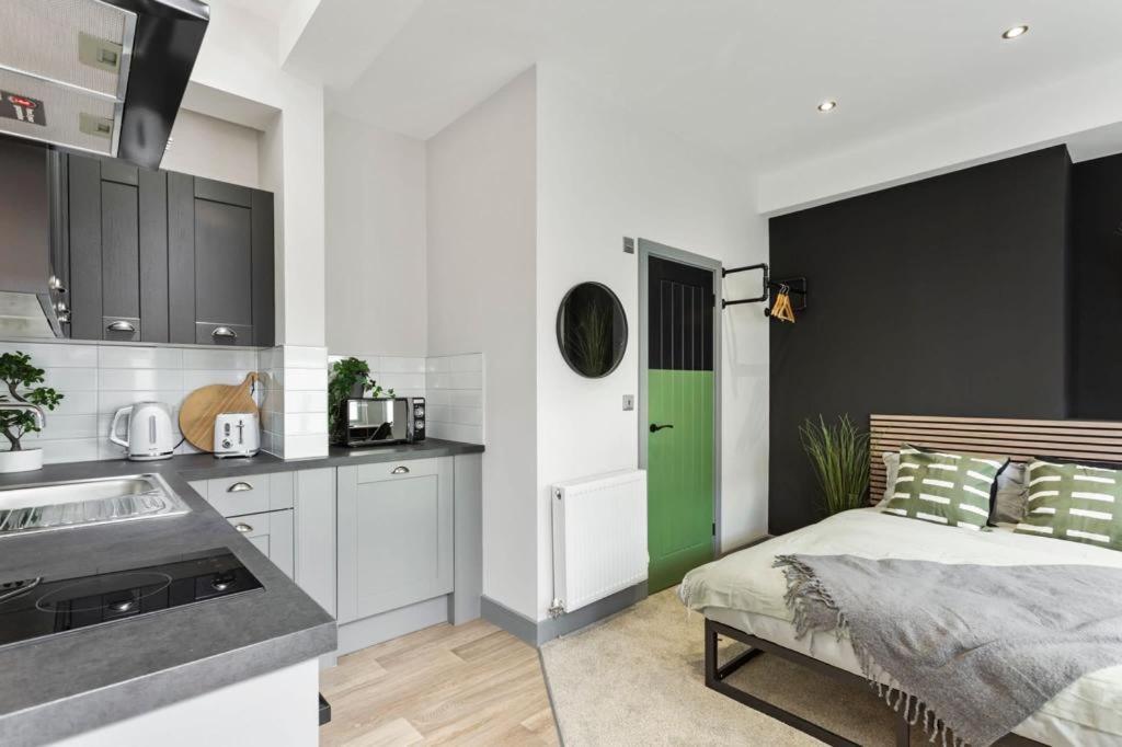 ✰Onpoint -Modern & Fresh Studio Apt Close To Centre - Convenient!✰ Appartamento Beeston  Esterno foto